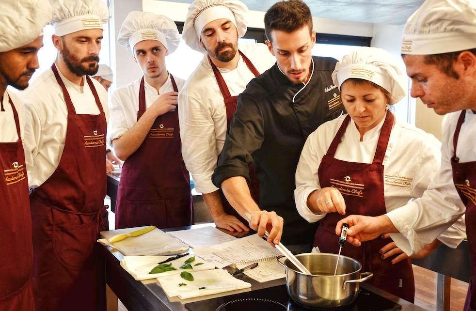 Valerio Giovannozzi insegna ad una classe presso Accademia Chefs